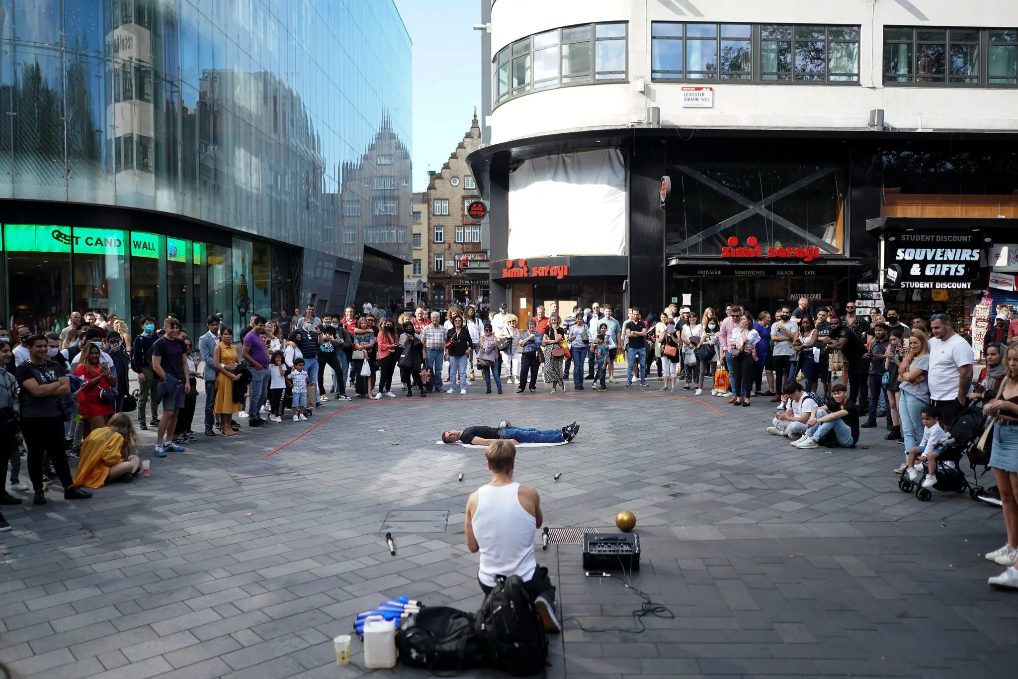 «Психологічні тортури»: у Лестершир-сквер заборонили вуличних музикантів